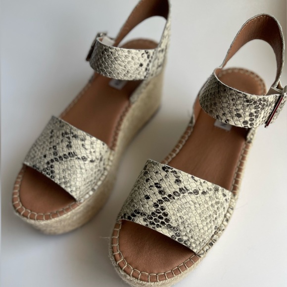 Steve Madden Shoes - Steve Madden white Gray platform Espadrille wedge Snake print sandal size 6.5